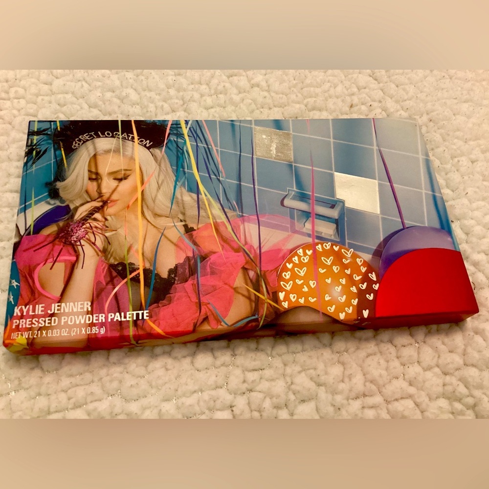 KYLIE JENNER SIPPING PRETTY EYE PALETTE